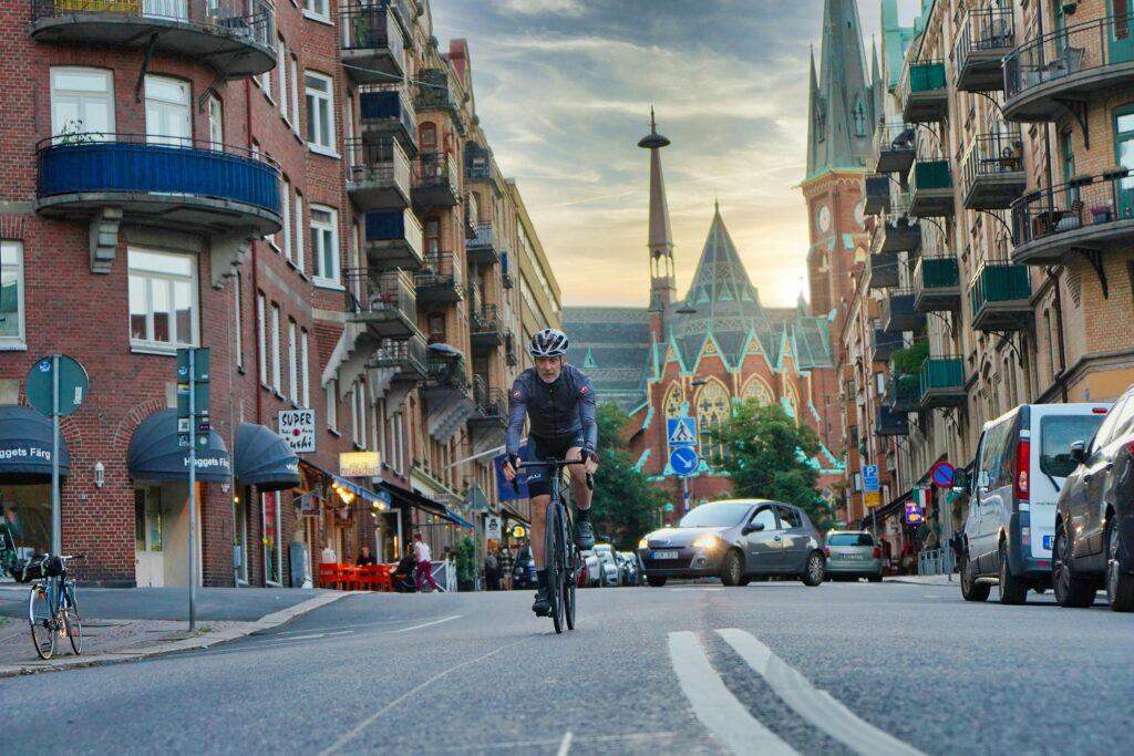 Miljöbild på en trafikerad gata i Göteborg med cyklist